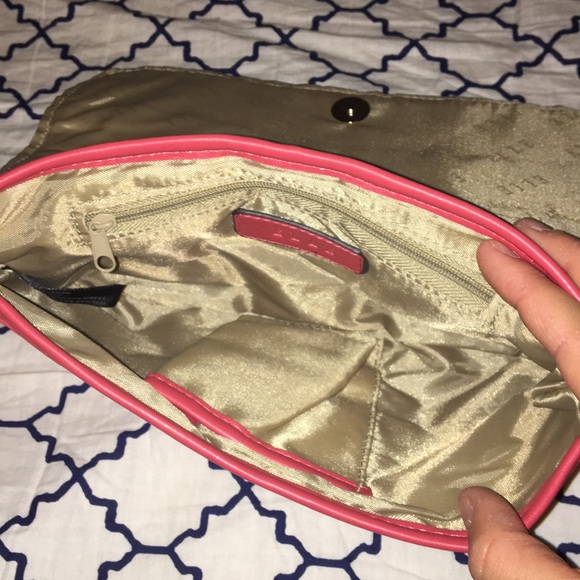 ELLE Wristlet NWOT - Picture 3 of 4